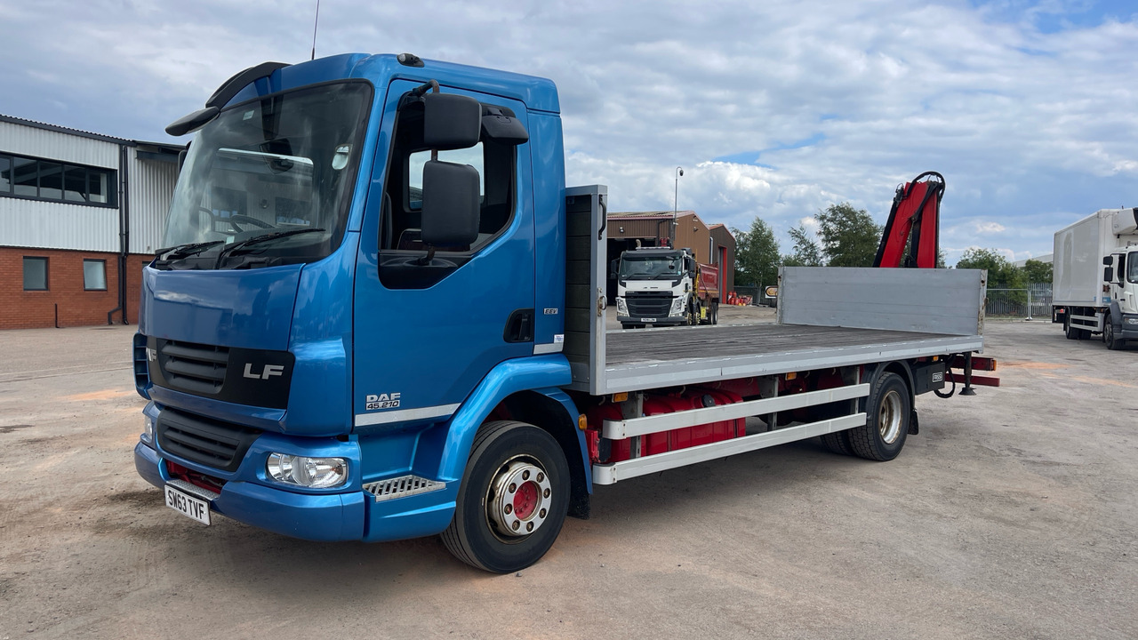 DAF LF 45.210 - شاحنات مسطحة, شاحنة كرين: صورة 2 DAF LF 45.210 - شاحنات مسطحة, شاحنة كرين: صورة 2