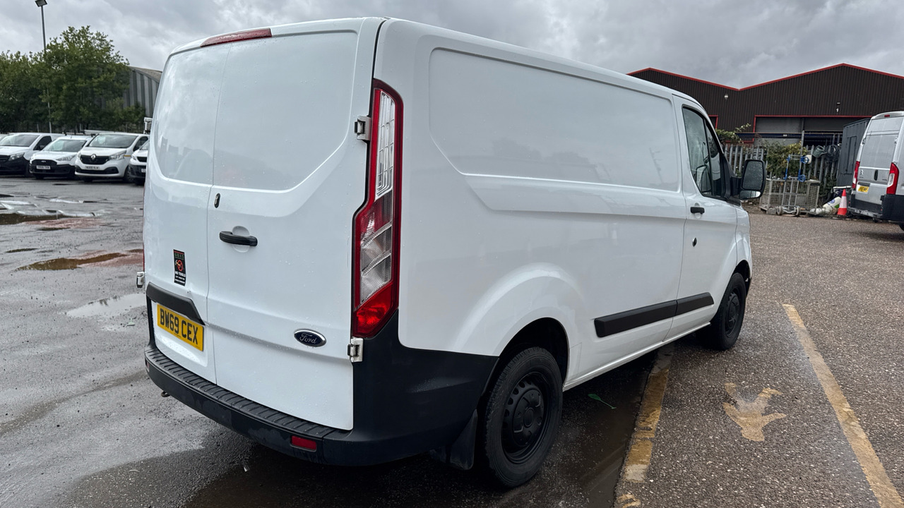 FORD TRANSIT CUSTOM 300 2.0 ECOBLUE 105PS - فان المدمجة: صورة 4 FORD TRANSIT CUSTOM 300 2.0 ECOBLUE 105PS - فان المدمجة: صورة 4
