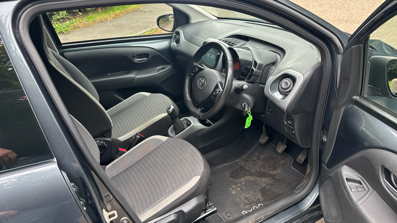 Toyota Aygo 1.0 VVT-i X-Play 5dr - هاتشباك: صورة 5 Toyota Aygo 1.0 VVT-i X-Play 5dr - هاتشباك: صورة 5