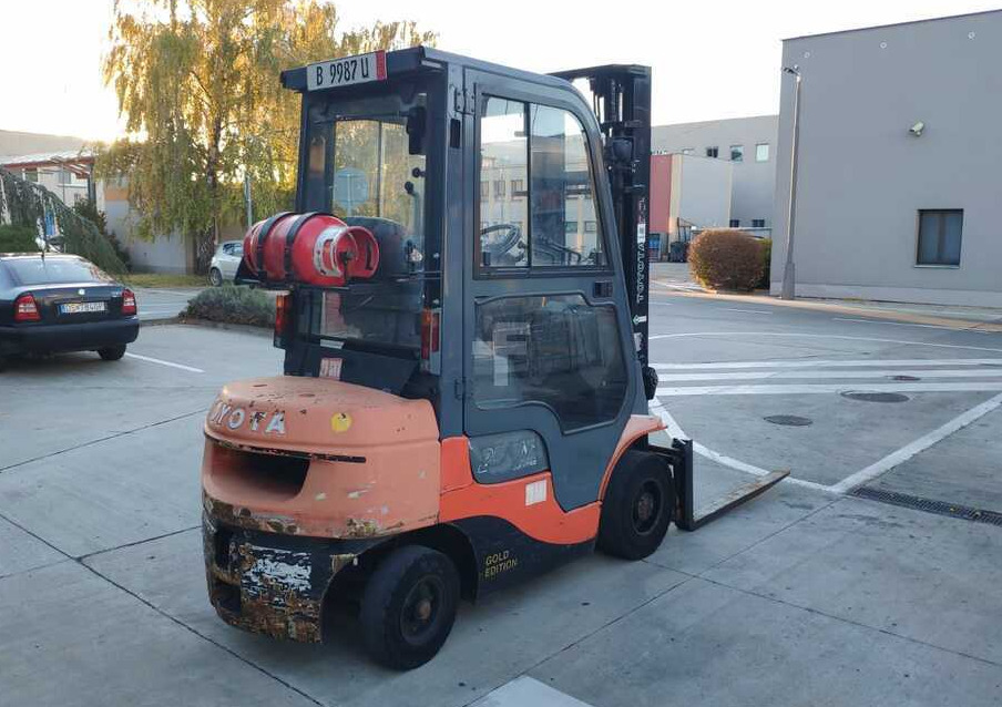 Toyota 7FGF25 - رافعة شوكية تعمل بالغاز: صورة 3 Toyota 7FGF25 - رافعة شوكية تعمل بالغاز: صورة 3