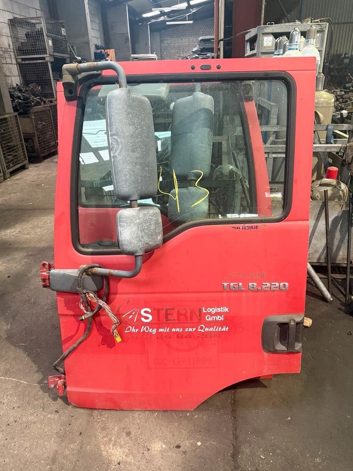 MAN TGL Fahrertür Rot Spiegel Innenverkleidung - باب و قطع الغيار - شاحنة: صورة 1 MAN TGL Fahrertür Rot Spiegel Innenverkleidung - باب و قطع الغيار - شاحنة: صورة 1