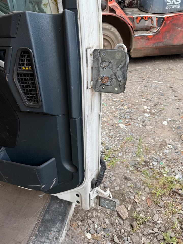 MAN TGL Fahrertür Weiß Spiegel Innenverkleidung - باب و قطع الغيار - شاحنة: صورة 4 MAN TGL Fahrertür Weiß Spiegel Innenverkleidung - باب و قطع الغيار - شاحنة: صورة 4