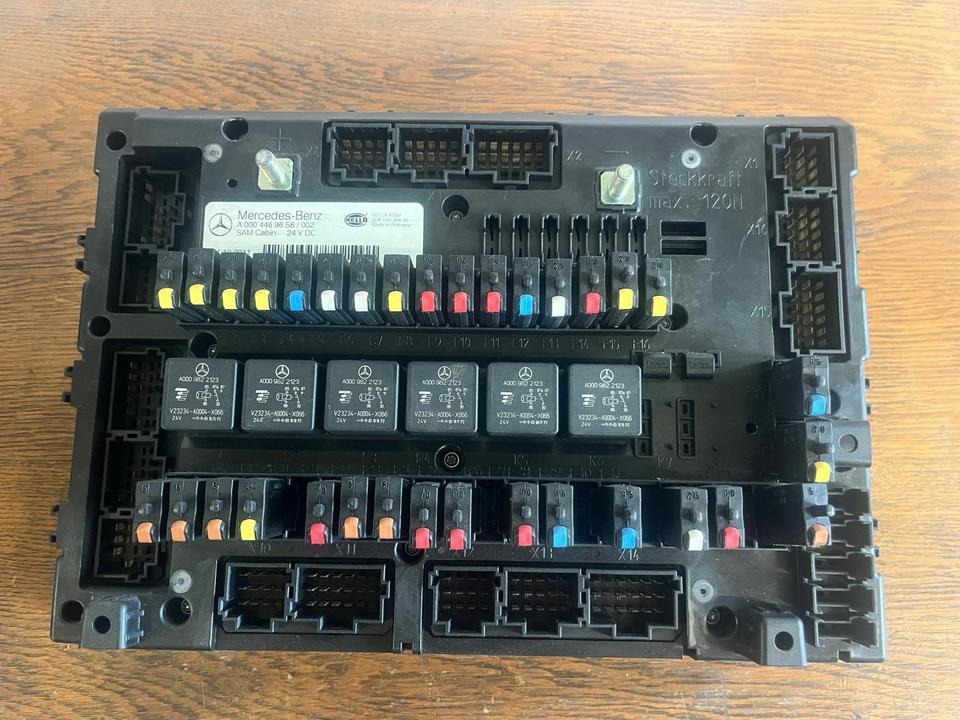 Mercedes Actros MP4 SAM Cabin Sicherungskasten A0004469658 - فيوز - شاحنة: صورة 2 Mercedes Actros MP4 SAM Cabin Sicherungskasten A0004469658 - فيوز - شاحنة: صورة 2