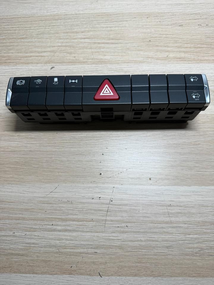 Mercedes Actros MP4 Warnblinkschalter Bedienungspanele - الكابينة والداخلية - شاحنة: صورة 2 Mercedes Actros MP4 Warnblinkschalter Bedienungspanele - الكابينة والداخلية - شاحنة: صورة 2