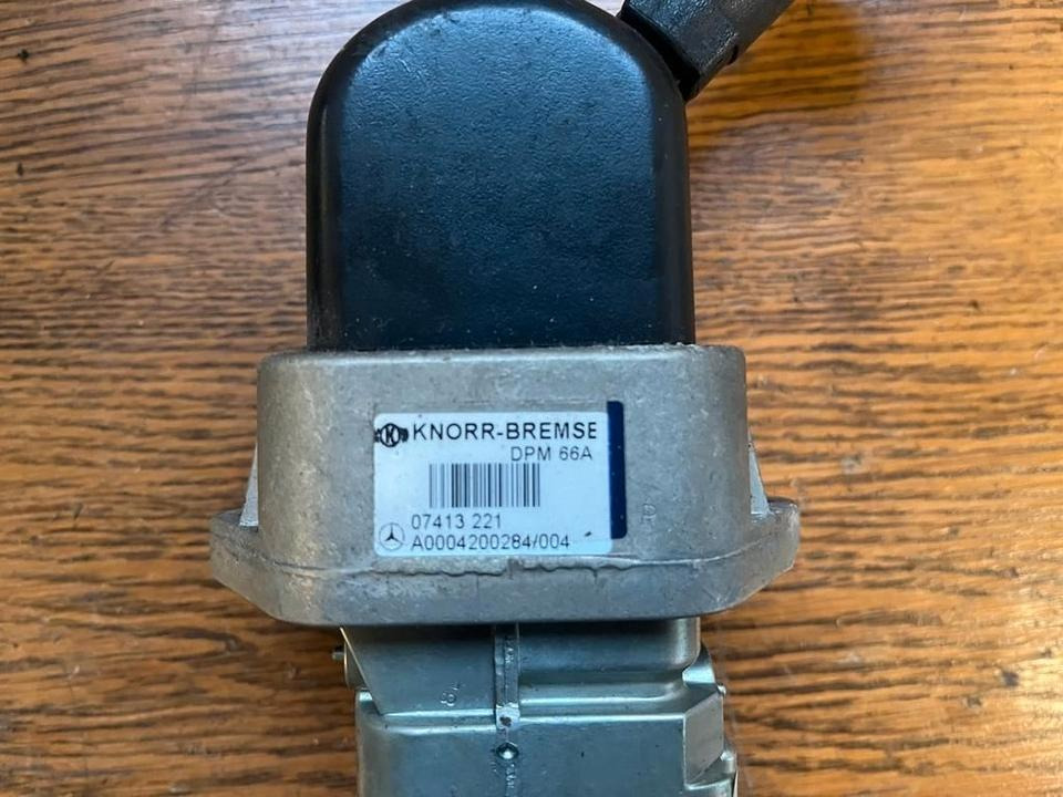 Mercedes Bremsventil Feststellbremse Handbremsventil A0004200284 - صمام الفرامل - شاحنة: صورة 2 Mercedes Bremsventil Feststellbremse Handbremsventil A0004200284 - صمام الفرامل - شاحنة: صورة 2