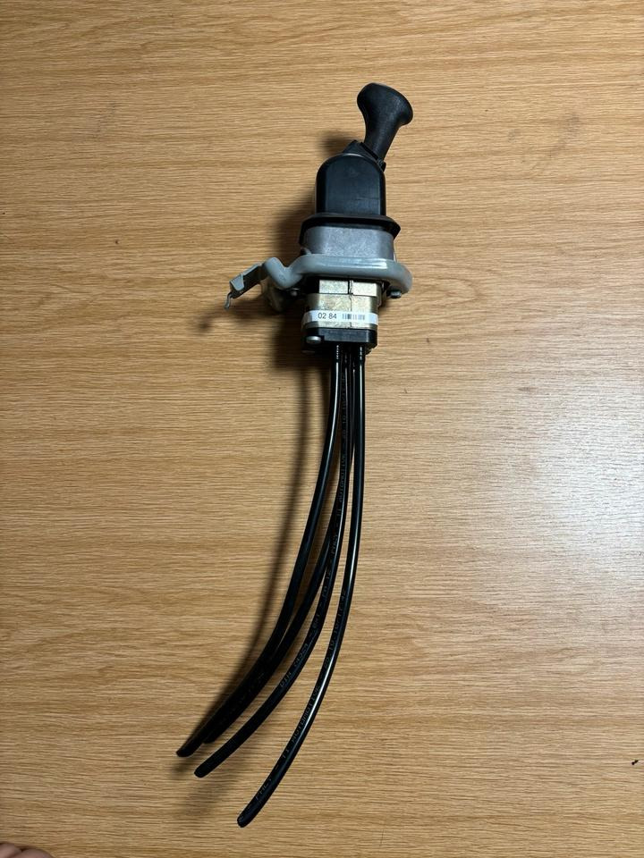 Mercedes KNORR-BREMSE Bremsventil Handbremsventil A0004200284 - صمام الفرامل - شاحنة: صورة 2 Mercedes KNORR-BREMSE Bremsventil Handbremsventil A0004200284 - صمام الفرامل - شاحنة: صورة 2