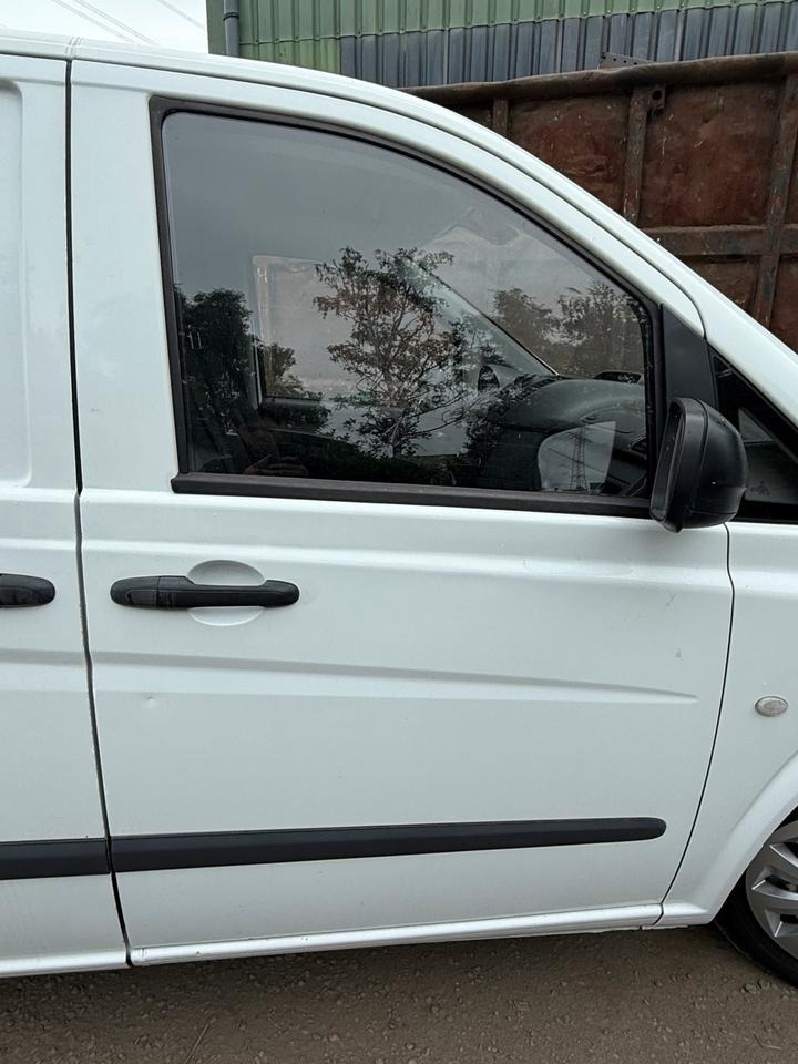 Mercedes VITO Beifahrertür Rechts komplett BJ 2012 - باب و قطع الغيار - شاحنة التوصيل: صورة 1 Mercedes VITO Beifahrertür Rechts komplett BJ 2012 - باب و قطع الغيار - شاحنة التوصيل: صورة 1