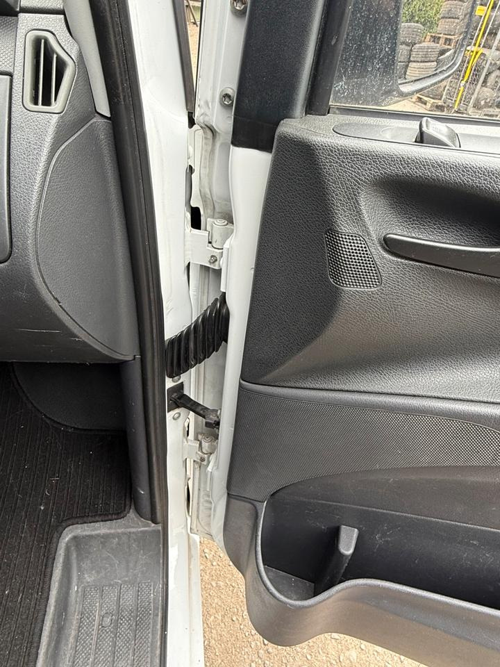 Mercedes VITO Beifahrertür Rechts komplett BJ 2012 - باب و قطع الغيار - شاحنة التوصيل: صورة 3 Mercedes VITO Beifahrertür Rechts komplett BJ 2012 - باب و قطع الغيار - شاحنة التوصيل: صورة 3