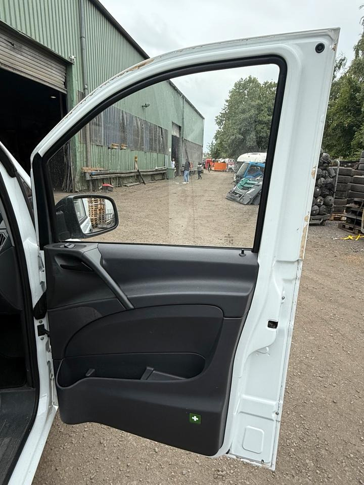 Mercedes VITO Beifahrertür Rechts komplett BJ 2012 - باب و قطع الغيار - شاحنة التوصيل: صورة 2 Mercedes VITO Beifahrertür Rechts komplett BJ 2012 - باب و قطع الغيار - شاحنة التوصيل: صورة 2