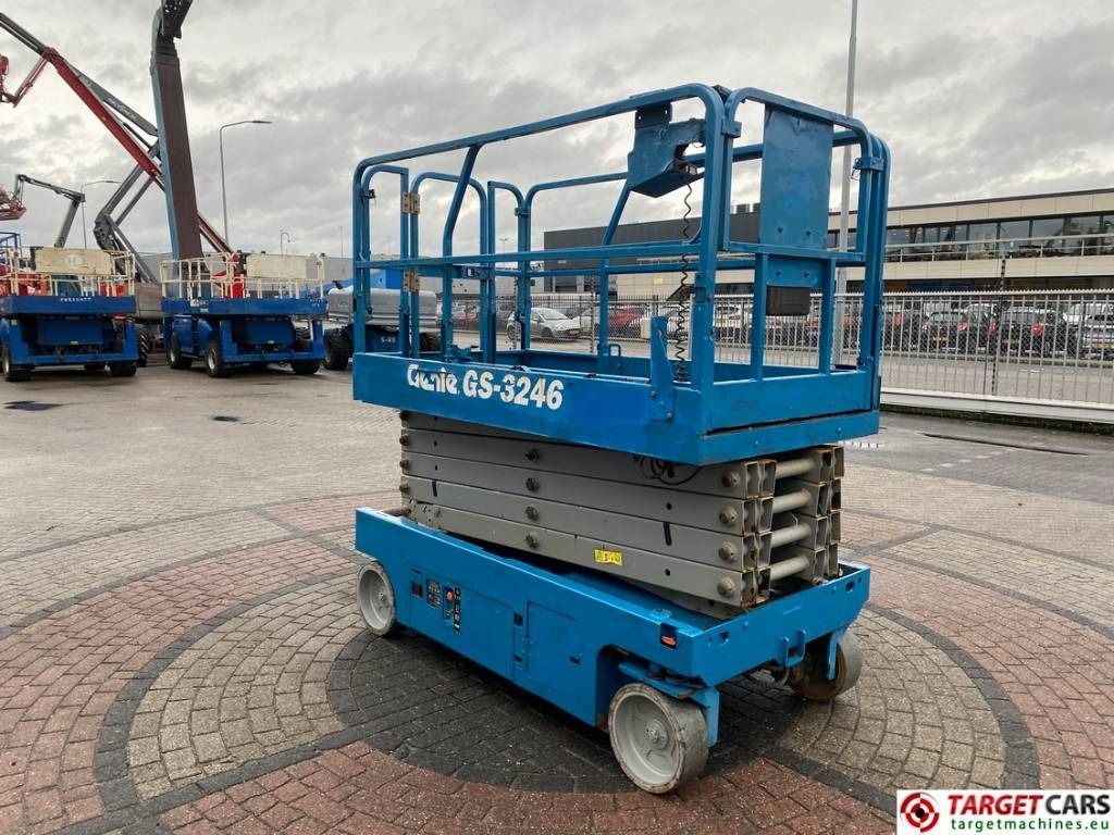 Genie GS-3246 Electric Scissor Work Lift 1175cm - رافعة هيدروليكية مقصية: صورة 2 Genie GS-3246 Electric Scissor Work Lift 1175cm - رافعة هيدروليكية مقصية: صورة 2