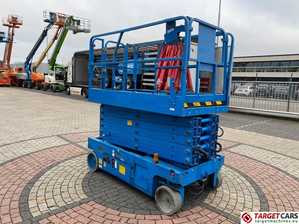 Genie GS-4047 Electric Scissor Work Lift 1389cm - رافعة هيدروليكية مقصية: صورة 2 Genie GS-4047 Electric Scissor Work Lift 1389cm - رافعة هيدروليكية مقصية: صورة 2