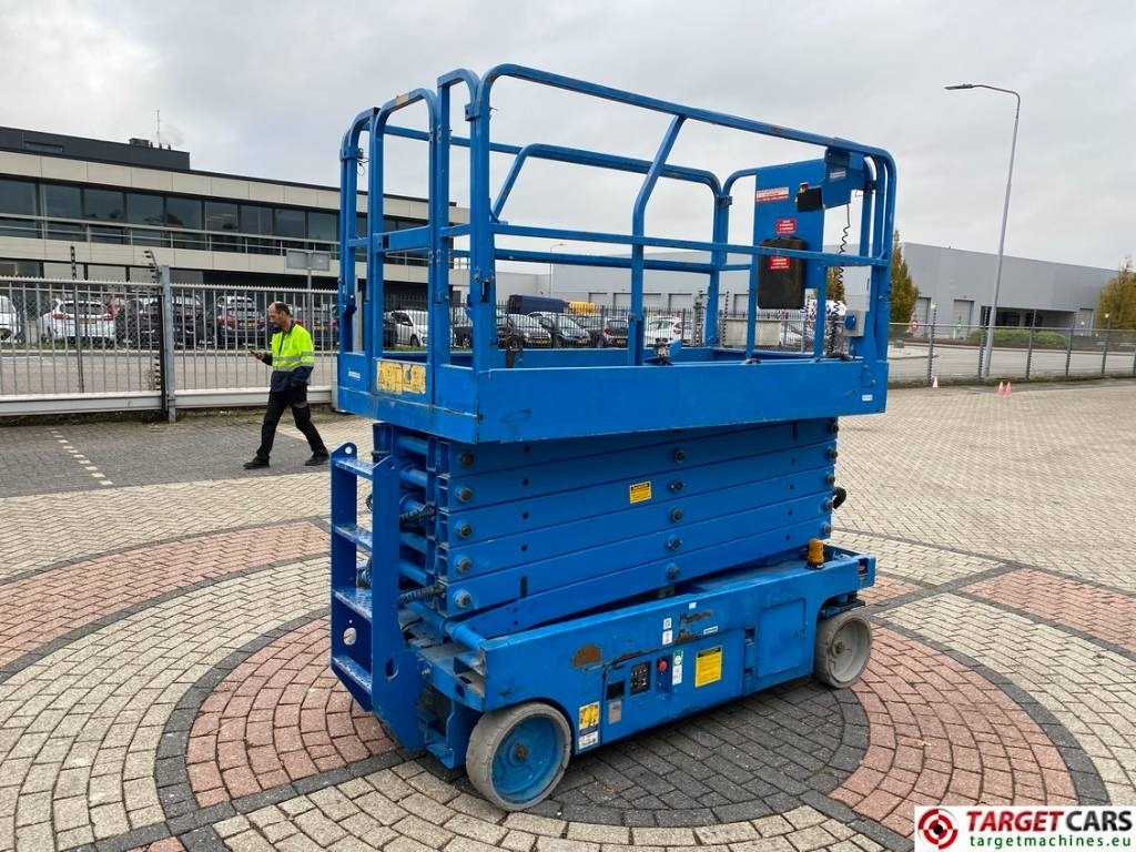 Genie GS-4047 Electric Scissor Work Lift 1389cm - رافعة هيدروليكية مقصية: صورة 3 Genie GS-4047 Electric Scissor Work Lift 1389cm - رافعة هيدروليكية مقصية: صورة 3