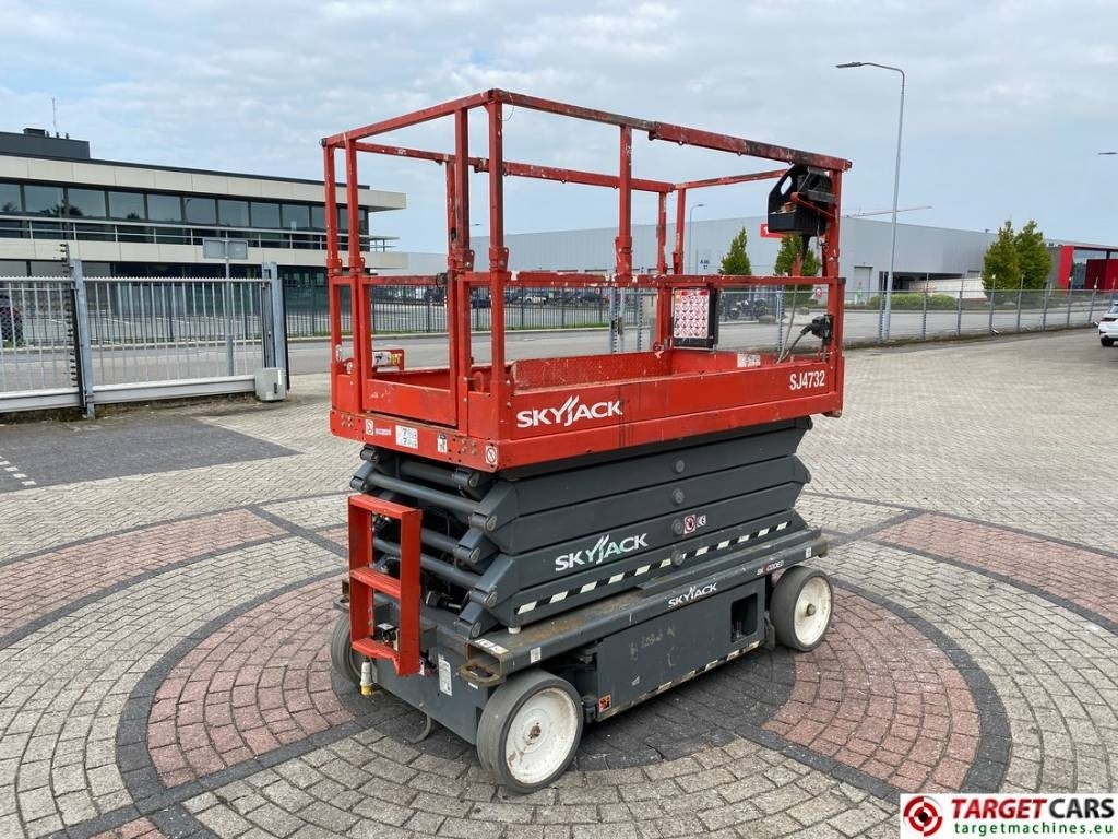 SkyJack SJ4732 Electric 4732 Scissor Work Lift 1165cm - رافعة هيدروليكية مقصية: صورة 3 SkyJack SJ4732 Electric 4732 Scissor Work Lift 1165cm - رافعة هيدروليكية مقصية: صورة 3