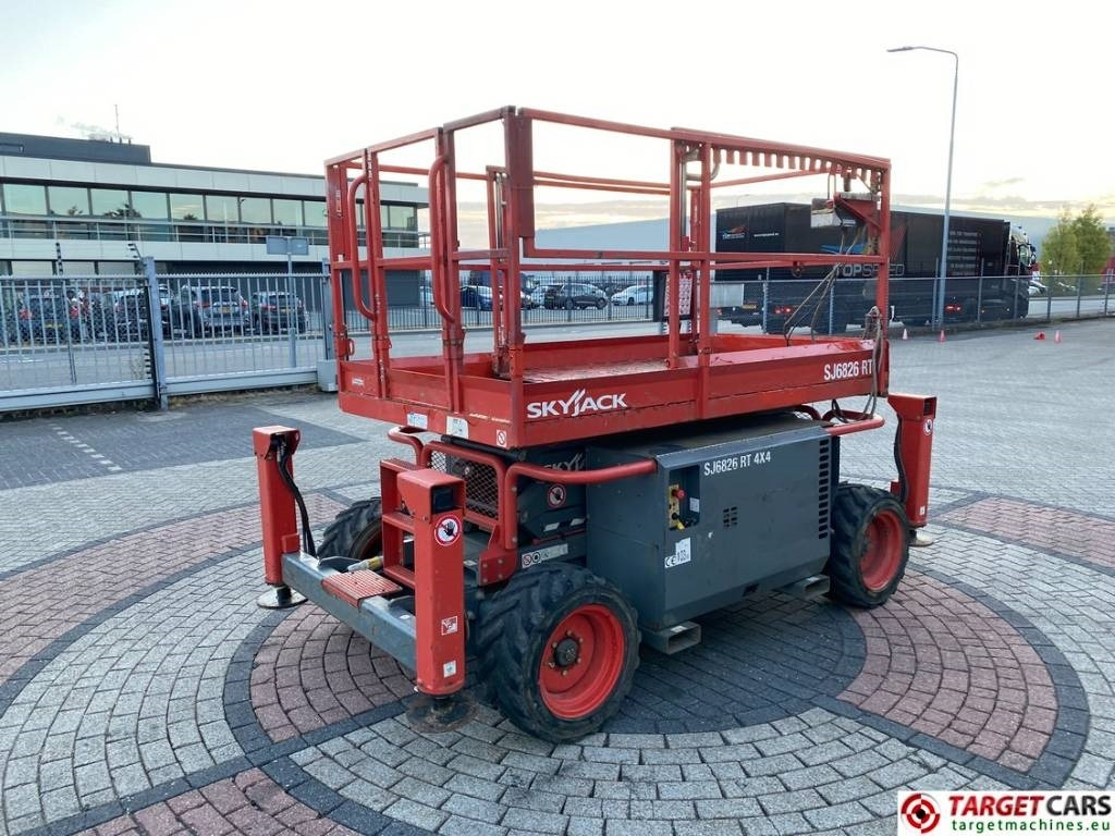 SkyJack SJ6826RT Diesel 4x4 Scissor 6826 Work Lift 992cm - رافعة هيدروليكية مقصية: صورة 3 SkyJack SJ6826RT Diesel 4x4 Scissor 6826 Work Lift 992cm - رافعة هيدروليكية مقصية: صورة 3