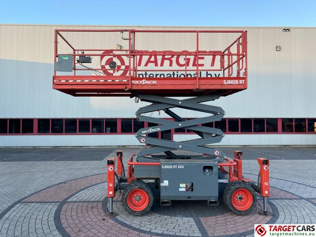SkyJack SJ6826RT Diesel 4x4 Scissor 6826 Work Lift 992cm - رافعة هيدروليكية مقصية: صورة 5 SkyJack SJ6826RT Diesel 4x4 Scissor 6826 Work Lift 992cm - رافعة هيدروليكية مقصية: صورة 5