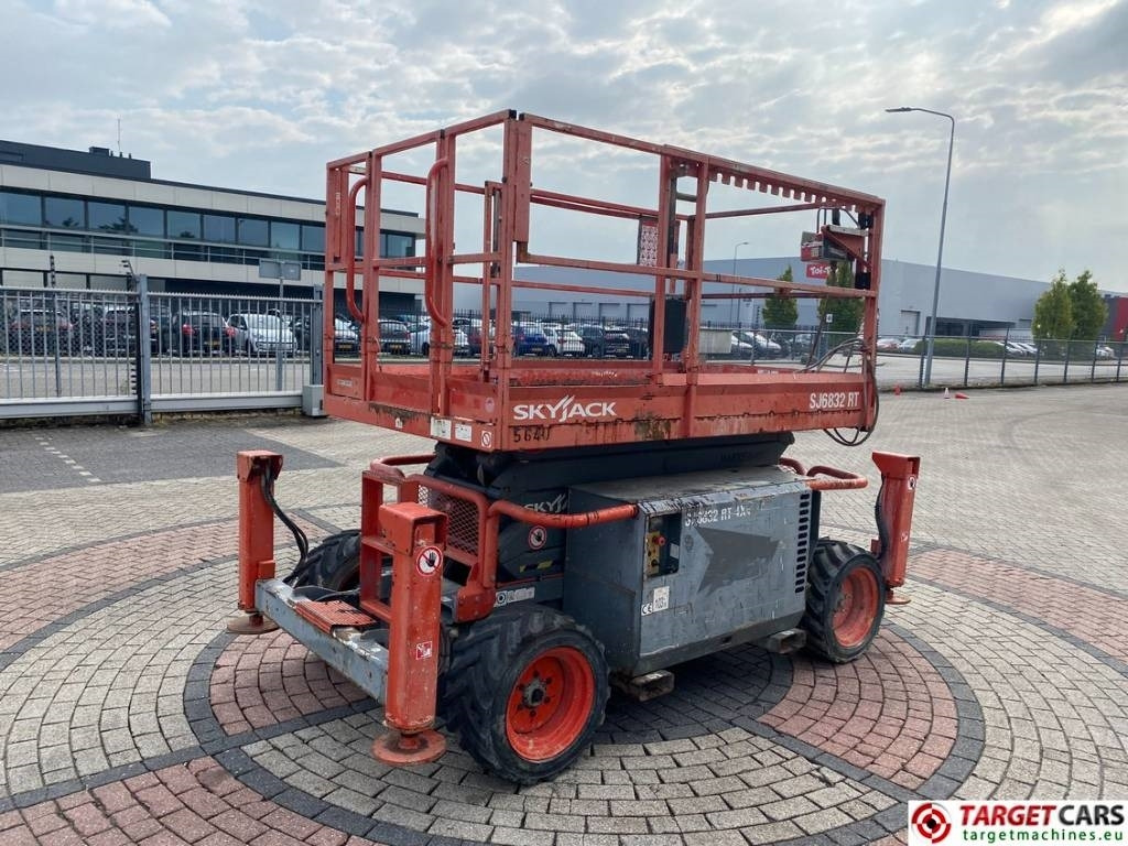 SkyJack SJ6832 RT Diesel 4x4 Scissor Work Lift 1180cm - رافعة هيدروليكية مقصية: صورة 3 SkyJack SJ6832 RT Diesel 4x4 Scissor Work Lift 1180cm - رافعة هيدروليكية مقصية: صورة 3