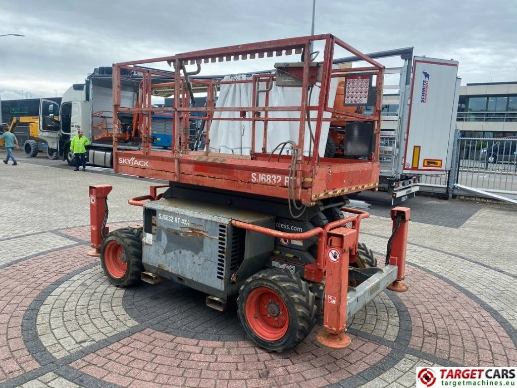 SkyJack SJ6832 RT Diesel 4x4 Scissor Work Lift 1180cm - رافعة هيدروليكية مقصية: صورة 2 SkyJack SJ6832 RT Diesel 4x4 Scissor Work Lift 1180cm - رافعة هيدروليكية مقصية: صورة 2