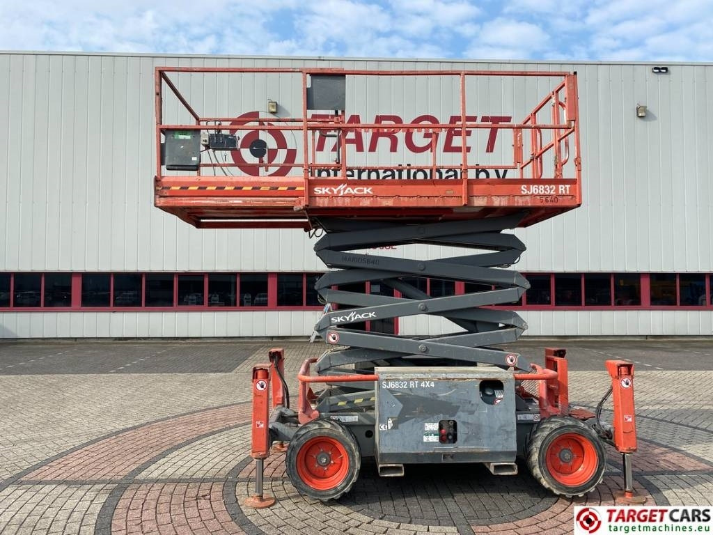 SkyJack SJ6832 RT Diesel 4x4 Scissor Work Lift 1180cm - رافعة هيدروليكية مقصية: صورة 5 SkyJack SJ6832 RT Diesel 4x4 Scissor Work Lift 1180cm - رافعة هيدروليكية مقصية: صورة 5