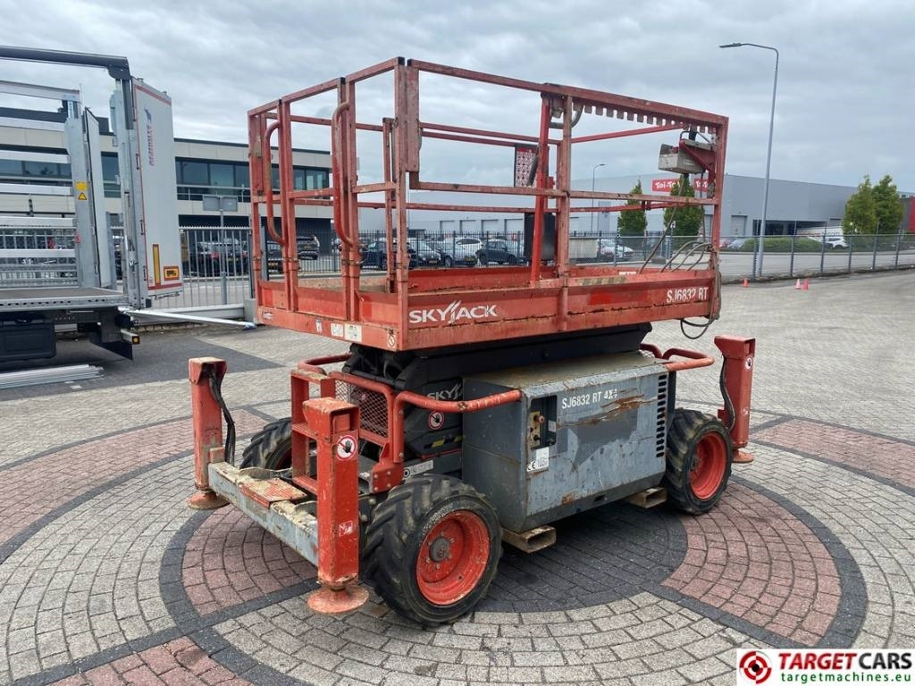 SkyJack SJ6832 RT Diesel 4x4 Scissor Work Lift 1180cm - رافعة هيدروليكية مقصية: صورة 3 SkyJack SJ6832 RT Diesel 4x4 Scissor Work Lift 1180cm - رافعة هيدروليكية مقصية: صورة 3