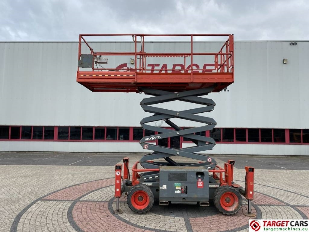 SkyJack SJ6832RT Diesel 4x4 Scissor 6832 Work Lift 1180cm - رافعة هيدروليكية مقصية: صورة 5 SkyJack SJ6832RT Diesel 4x4 Scissor 6832 Work Lift 1180cm - رافعة هيدروليكية مقصية: صورة 5