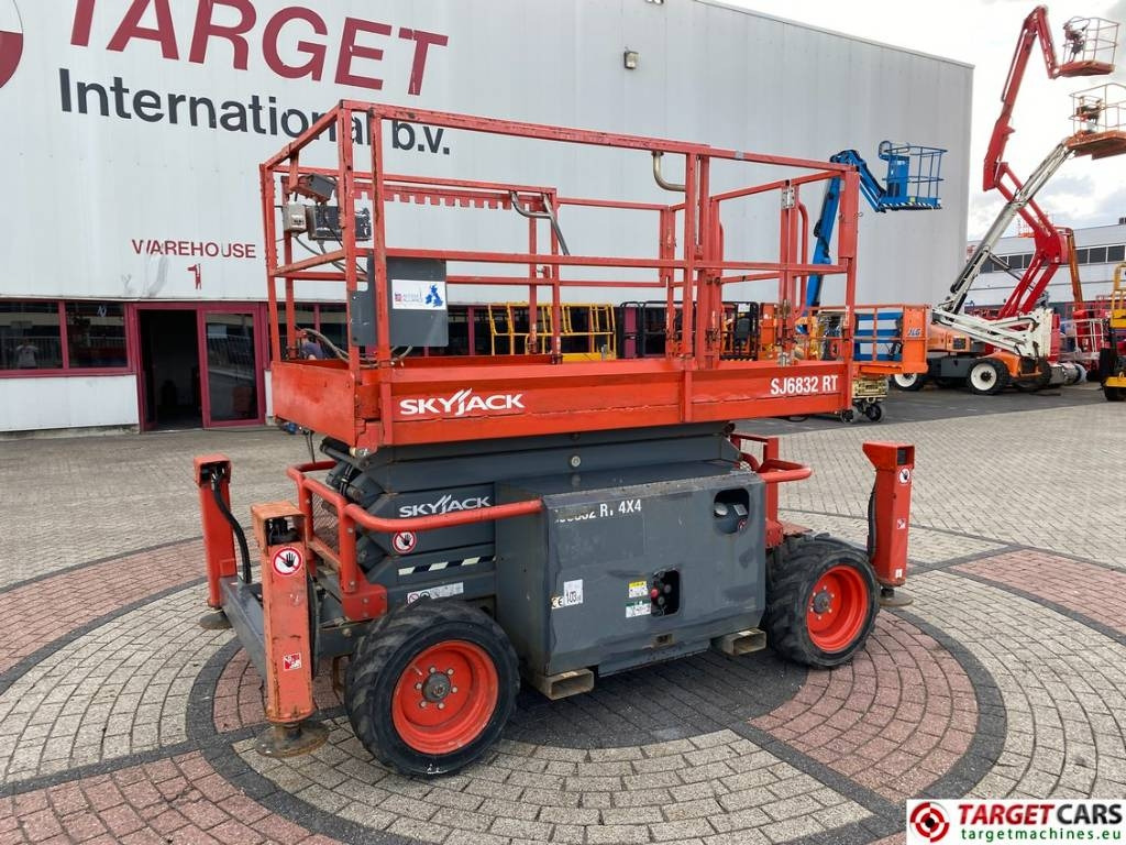 SkyJack SJ6832RT Diesel 4x4 Scissor 6832 Work Lift 1180cm - رافعة هيدروليكية مقصية: صورة 1 SkyJack SJ6832RT Diesel 4x4 Scissor 6832 Work Lift 1180cm - رافعة هيدروليكية مقصية: صورة 1