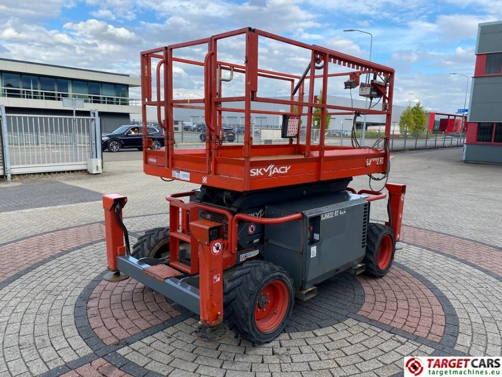 SkyJack SJ6832RT Diesel 4x4 Scissor 6832 Work Lift 1180cm - رافعة هيدروليكية مقصية: صورة 3 SkyJack SJ6832RT Diesel 4x4 Scissor 6832 Work Lift 1180cm - رافعة هيدروليكية مقصية: صورة 3
