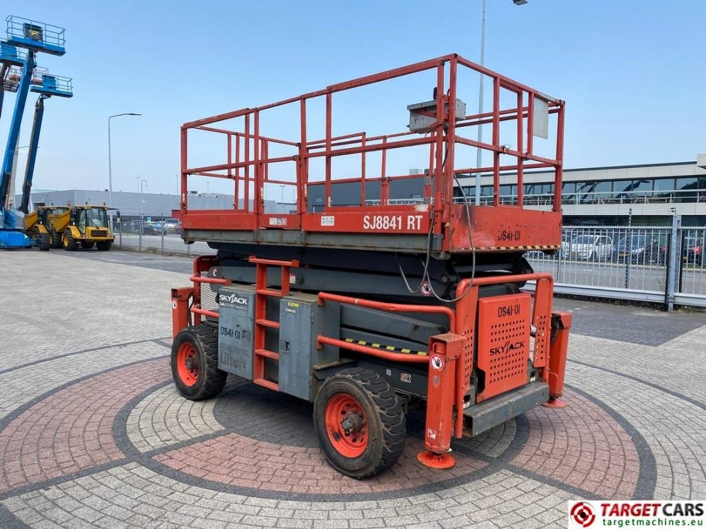 SkyJack SJ8841 RT Diesel 4x4 Scissor Work Lift 1430cm - رافعة هيدروليكية مقصية: صورة 2 SkyJack SJ8841 RT Diesel 4x4 Scissor Work Lift 1430cm - رافعة هيدروليكية مقصية: صورة 2