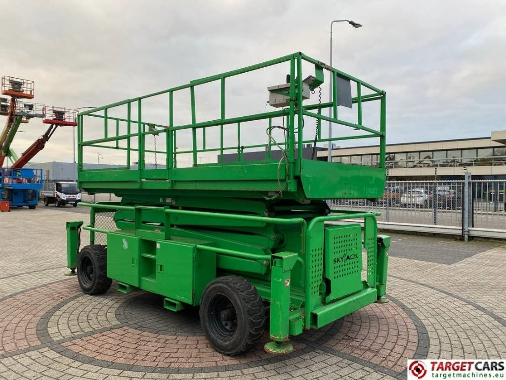SkyJack SJ9241 RT Diesel 4x4 Scissor Work Lift 1450cm - رافعة هيدروليكية مقصية: صورة 2 SkyJack SJ9241 RT Diesel 4x4 Scissor Work Lift 1450cm - رافعة هيدروليكية مقصية: صورة 2