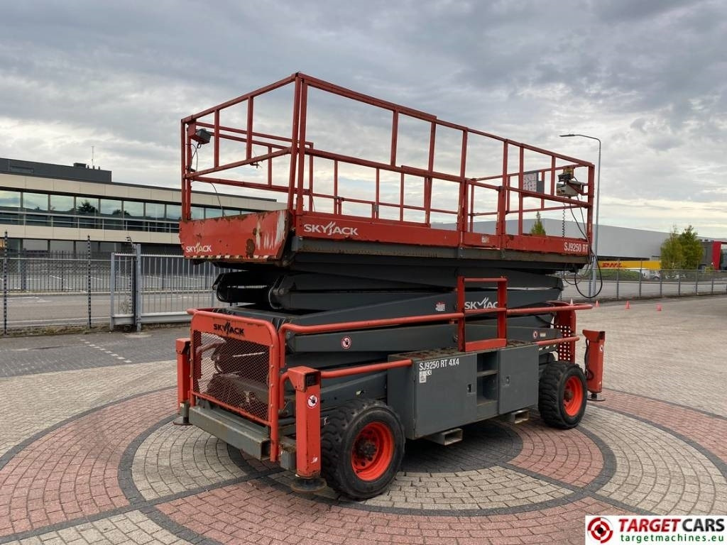 SkyJack SJ9250 RT Diesel 4x4 Scissor 9250 Work Lift 1720cm - رافعة هيدروليكية مقصية: صورة 3 SkyJack SJ9250 RT Diesel 4x4 Scissor 9250 Work Lift 1720cm - رافعة هيدروليكية مقصية: صورة 3