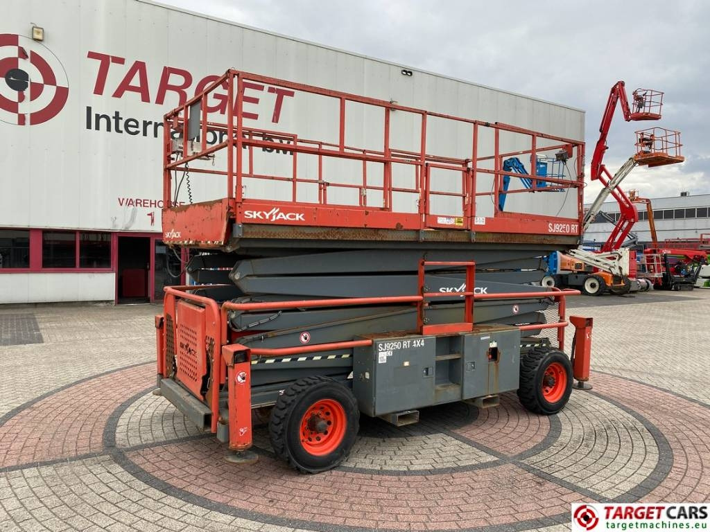 SkyJack SJ9250 RT Diesel 4x4 Scissor 9250 Work Lift 1720cm - رافعة هيدروليكية مقصية: صورة 1 SkyJack SJ9250 RT Diesel 4x4 Scissor 9250 Work Lift 1720cm - رافعة هيدروليكية مقصية: صورة 1