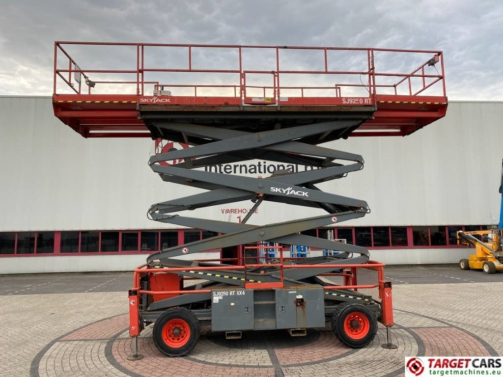 SkyJack SJ9250 RT Diesel 4x4 Scissor 9250 Work Lift 1720cm - رافعة هيدروليكية مقصية: صورة 5 SkyJack SJ9250 RT Diesel 4x4 Scissor 9250 Work Lift 1720cm - رافعة هيدروليكية مقصية: صورة 5