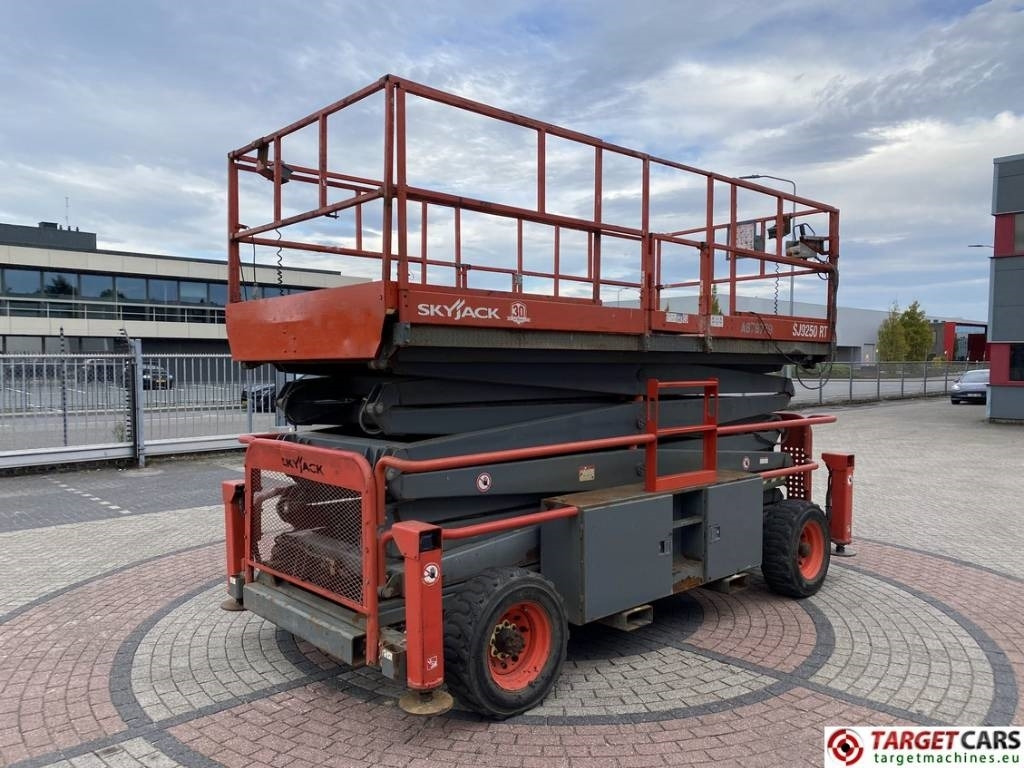 SkyJack SJ9250 RT Diesel 4x4 Scissor Work Lift 1720cm - رافعة هيدروليكية مقصية: صورة 3 SkyJack SJ9250 RT Diesel 4x4 Scissor Work Lift 1720cm - رافعة هيدروليكية مقصية: صورة 3