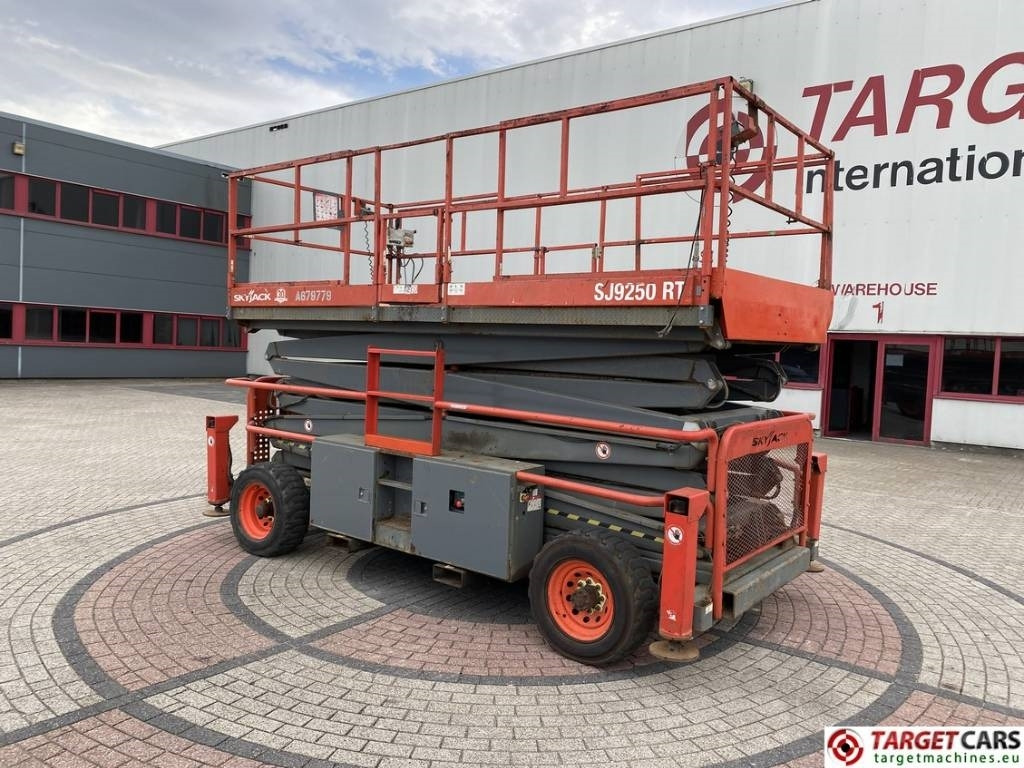SkyJack SJ9250 RT Diesel 4x4 Scissor Work Lift 1720cm - رافعة هيدروليكية مقصية: صورة 4 SkyJack SJ9250 RT Diesel 4x4 Scissor Work Lift 1720cm - رافعة هيدروليكية مقصية: صورة 4