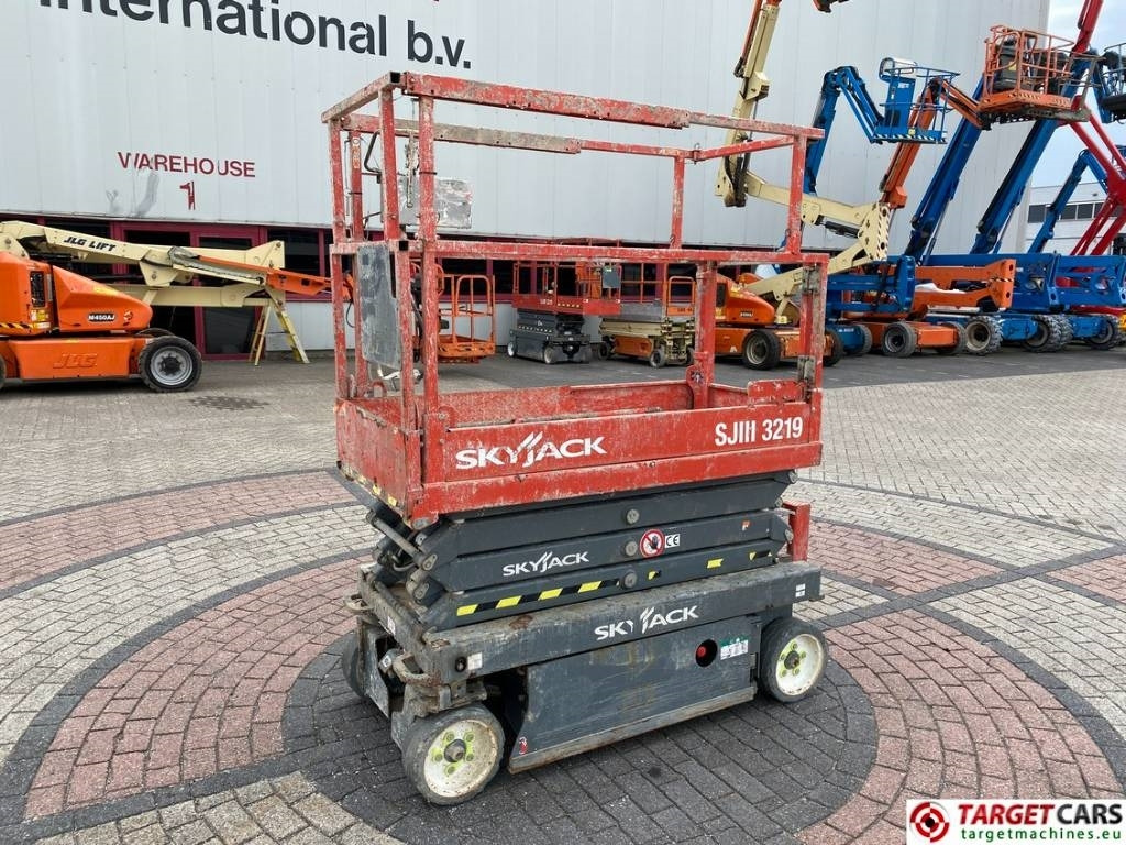 SkyJack SJIII-3219 Electric Scissor Work Lift 780cm - رافعة هيدروليكية مقصية: صورة 1 SkyJack SJIII-3219 Electric Scissor Work Lift 780cm - رافعة هيدروليكية مقصية: صورة 1