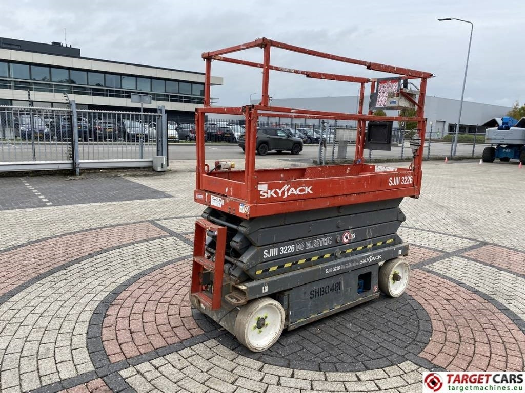 SkyJack SJIII-3226 Electric Scissor Work Lift 990cm - رافعة هيدروليكية مقصية: صورة 3 SkyJack SJIII-3226 Electric Scissor Work Lift 990cm - رافعة هيدروليكية مقصية: صورة 3