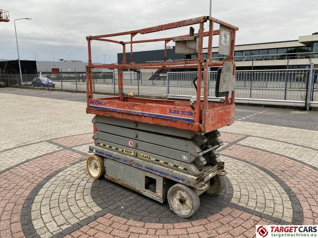 SkyJack SJIII-3226 Electric Scissor Work Lift 990cm - رافعة هيدروليكية مقصية: صورة 2 SkyJack SJIII-3226 Electric Scissor Work Lift 990cm - رافعة هيدروليكية مقصية: صورة 2