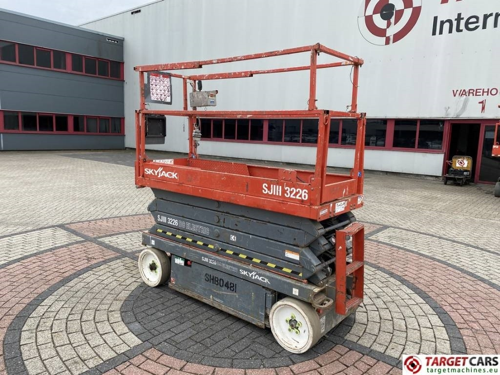 SkyJack SJIII-3226 Electric Scissor Work Lift 990cm - رافعة هيدروليكية مقصية: صورة 4 SkyJack SJIII-3226 Electric Scissor Work Lift 990cm - رافعة هيدروليكية مقصية: صورة 4