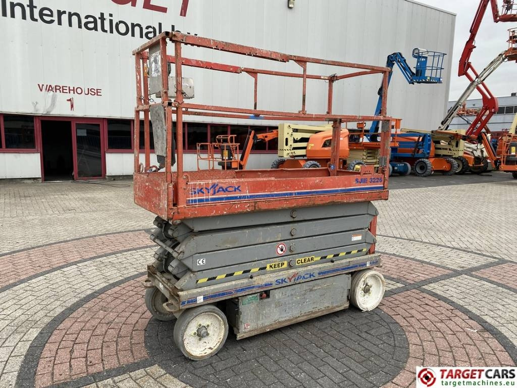 SkyJack SJIII-3226 Electric Scissor Work Lift 990cm - رافعة هيدروليكية مقصية: صورة 1 SkyJack SJIII-3226 Electric Scissor Work Lift 990cm - رافعة هيدروليكية مقصية: صورة 1