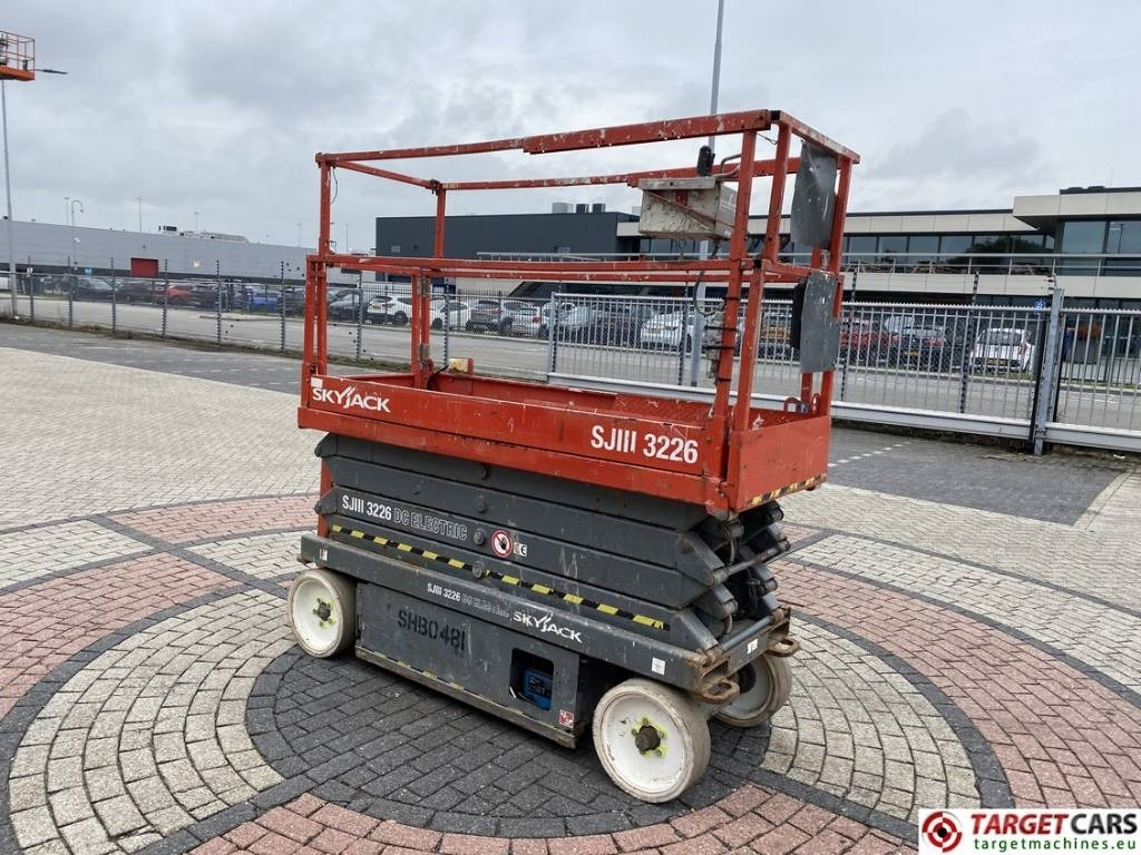 SkyJack SJIII-3226 Electric Scissor Work Lift 990cm - رافعة هيدروليكية مقصية: صورة 2 SkyJack SJIII-3226 Electric Scissor Work Lift 990cm - رافعة هيدروليكية مقصية: صورة 2