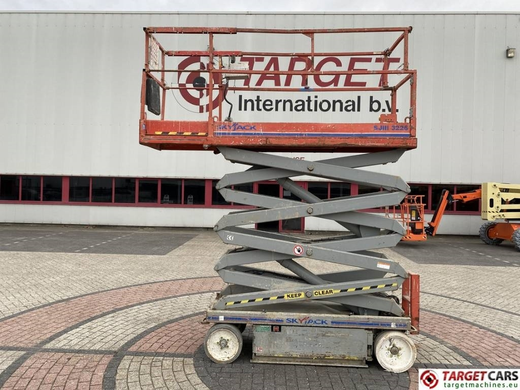 SkyJack SJIII-3226 Electric Scissor Work Lift 990cm - رافعة هيدروليكية مقصية: صورة 5 SkyJack SJIII-3226 Electric Scissor Work Lift 990cm - رافعة هيدروليكية مقصية: صورة 5