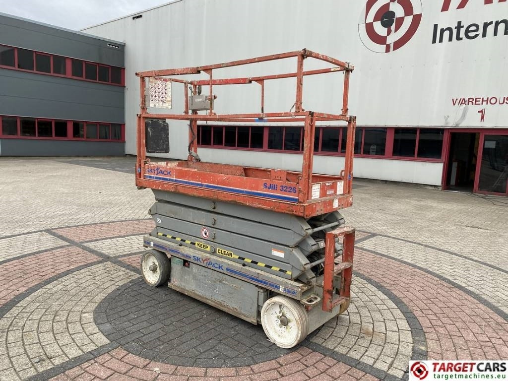 SkyJack SJIII-3226 Electric Scissor Work Lift 990cm - رافعة هيدروليكية مقصية: صورة 4 SkyJack SJIII-3226 Electric Scissor Work Lift 990cm - رافعة هيدروليكية مقصية: صورة 4