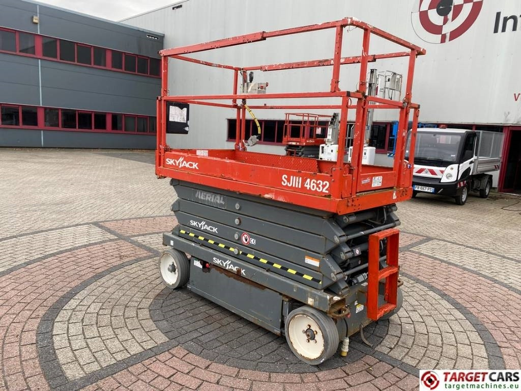 SkyJack SJIII-4632 Electric 4632 Scissor Work Lift 1170cm - رافعة هيدروليكية مقصية: صورة 4 SkyJack SJIII-4632 Electric 4632 Scissor Work Lift 1170cm - رافعة هيدروليكية مقصية: صورة 4