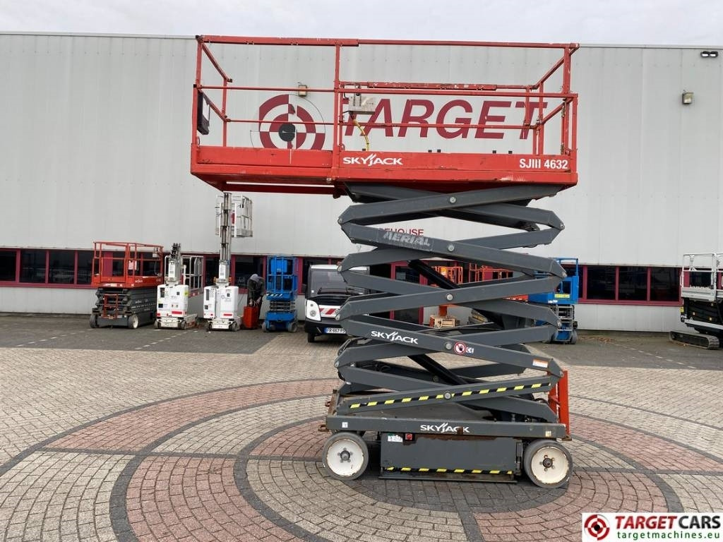 SkyJack SJIII-4632 Electric 4632 Scissor Work Lift 1170cm - رافعة هيدروليكية مقصية: صورة 5 SkyJack SJIII-4632 Electric 4632 Scissor Work Lift 1170cm - رافعة هيدروليكية مقصية: صورة 5