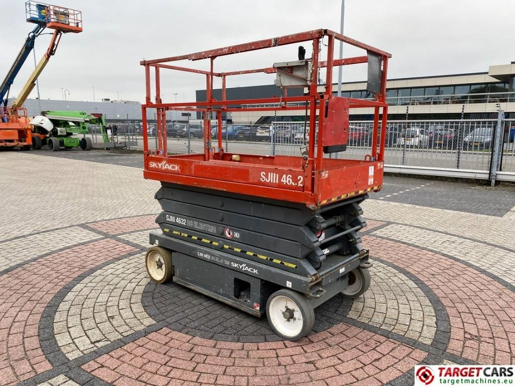 SkyJack SJIII-4632 Electric 4632 Scissor Work Lift 1170cm - رافعة هيدروليكية مقصية: صورة 2 SkyJack SJIII-4632 Electric 4632 Scissor Work Lift 1170cm - رافعة هيدروليكية مقصية: صورة 2