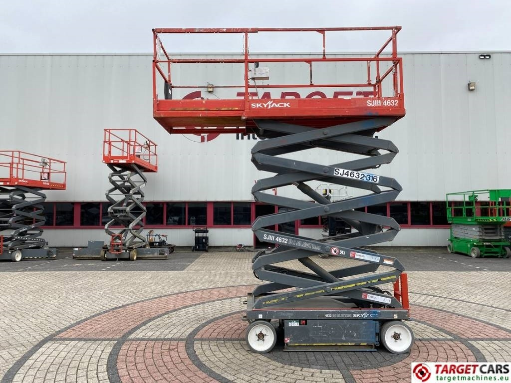 SkyJack SJIII-4632 Electric 4632 Scissor Work Lift 1170cm - رافعة هيدروليكية مقصية: صورة 5 SkyJack SJIII-4632 Electric 4632 Scissor Work Lift 1170cm - رافعة هيدروليكية مقصية: صورة 5