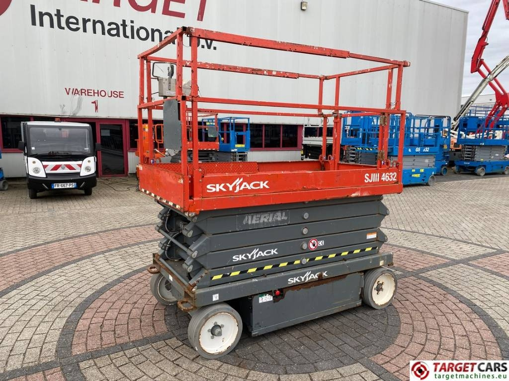 SkyJack SJIII-4632 Electric 4632 Scissor Work Lift 1170cm - رافعة هيدروليكية مقصية: صورة 1 SkyJack SJIII-4632 Electric 4632 Scissor Work Lift 1170cm - رافعة هيدروليكية مقصية: صورة 1