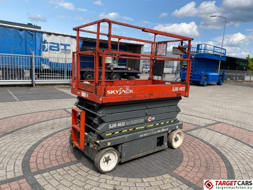 SkyJack SJIII-4632 Electric 4632 Scissor Work Lift 1170cm - رافعة هيدروليكية مقصية: صورة 3 SkyJack SJIII-4632 Electric 4632 Scissor Work Lift 1170cm - رافعة هيدروليكية مقصية: صورة 3