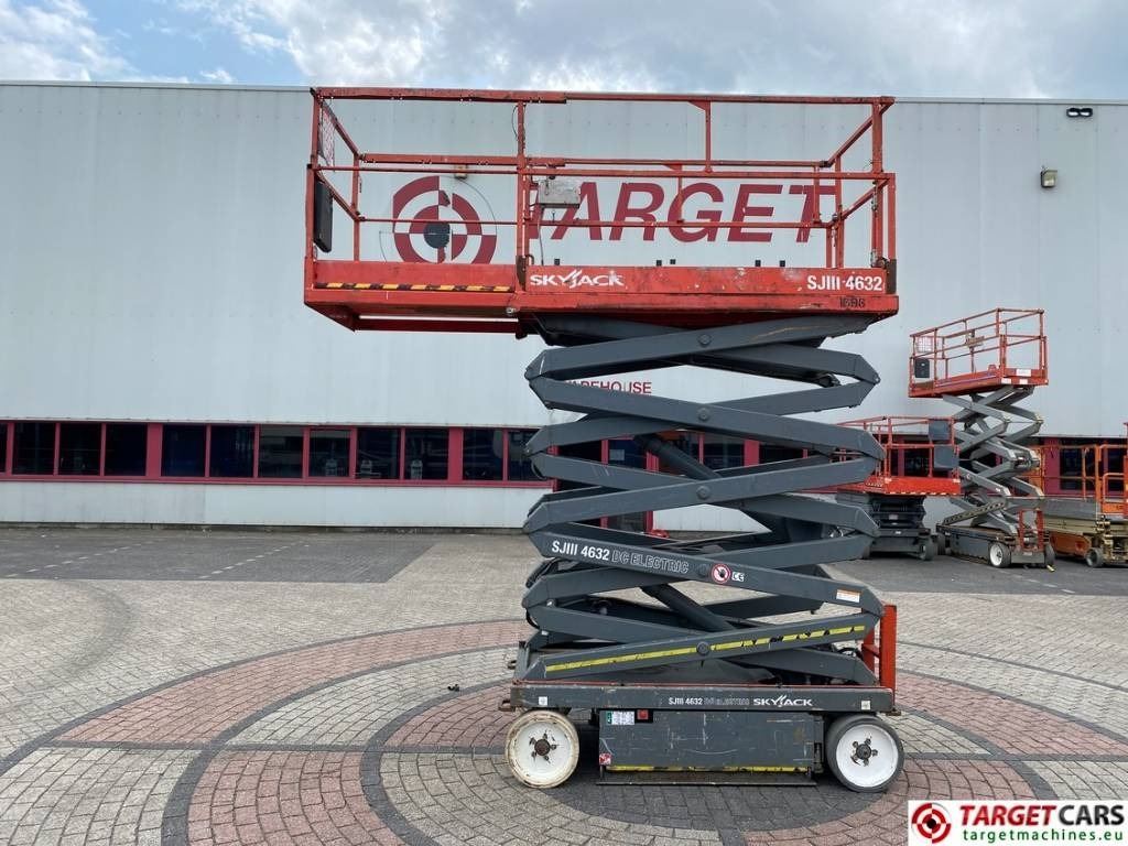 SkyJack SJIII-4632 Electric 4632 Scissor Work Lift 1170cm - رافعة هيدروليكية مقصية: صورة 5 SkyJack SJIII-4632 Electric 4632 Scissor Work Lift 1170cm - رافعة هيدروليكية مقصية: صورة 5