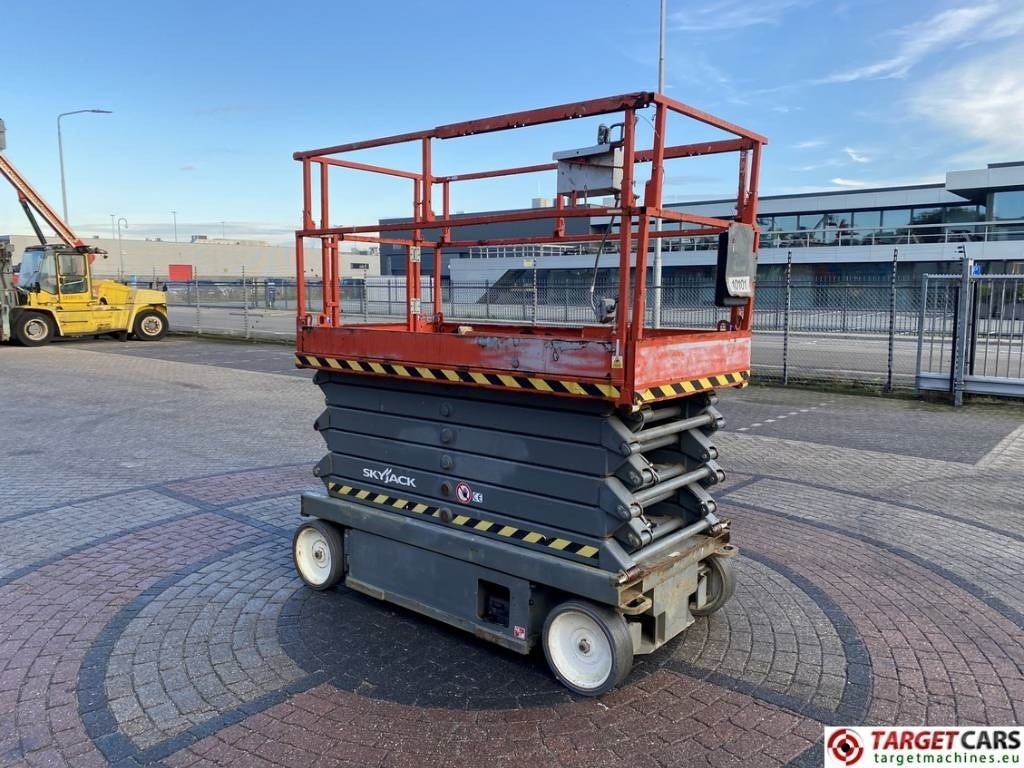 SkyJack SJIII-4740 Electric Scissor 4740 Work Lift 1380cm - رافعة هيدروليكية مقصية: صورة 2 SkyJack SJIII-4740 Electric Scissor 4740 Work Lift 1380cm - رافعة هيدروليكية مقصية: صورة 2