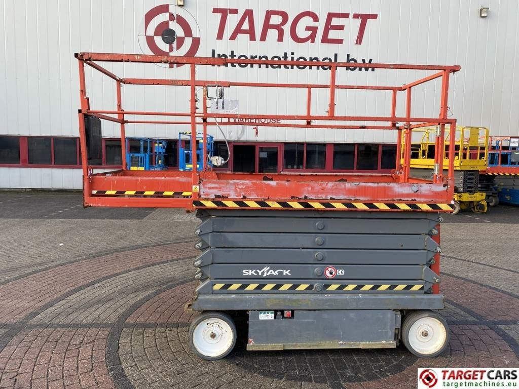 SkyJack SJIII-4740 Electric Scissor 4740 Work Lift 1380cm - رافعة هيدروليكية مقصية: صورة 5 SkyJack SJIII-4740 Electric Scissor 4740 Work Lift 1380cm - رافعة هيدروليكية مقصية: صورة 5